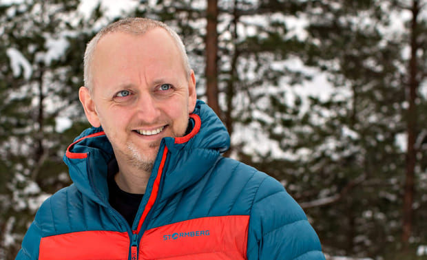 Inkluderende arbeidsliv: Blid mann i boblejakke ser til siden.