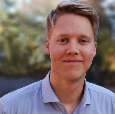 Relasjoner: Ung mann i lyseblå skjorte smiler.