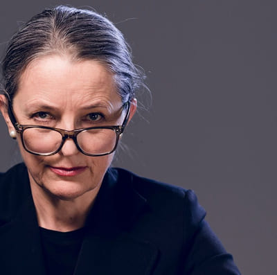 Kontroll: Streng dame med briller på nesa