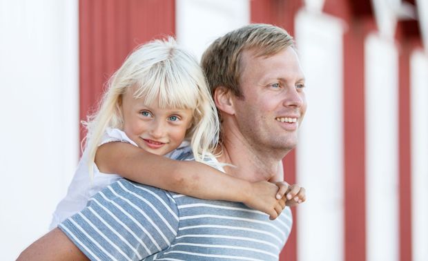 Mestring: Blond jente siter på ryggen til en voksen mann.