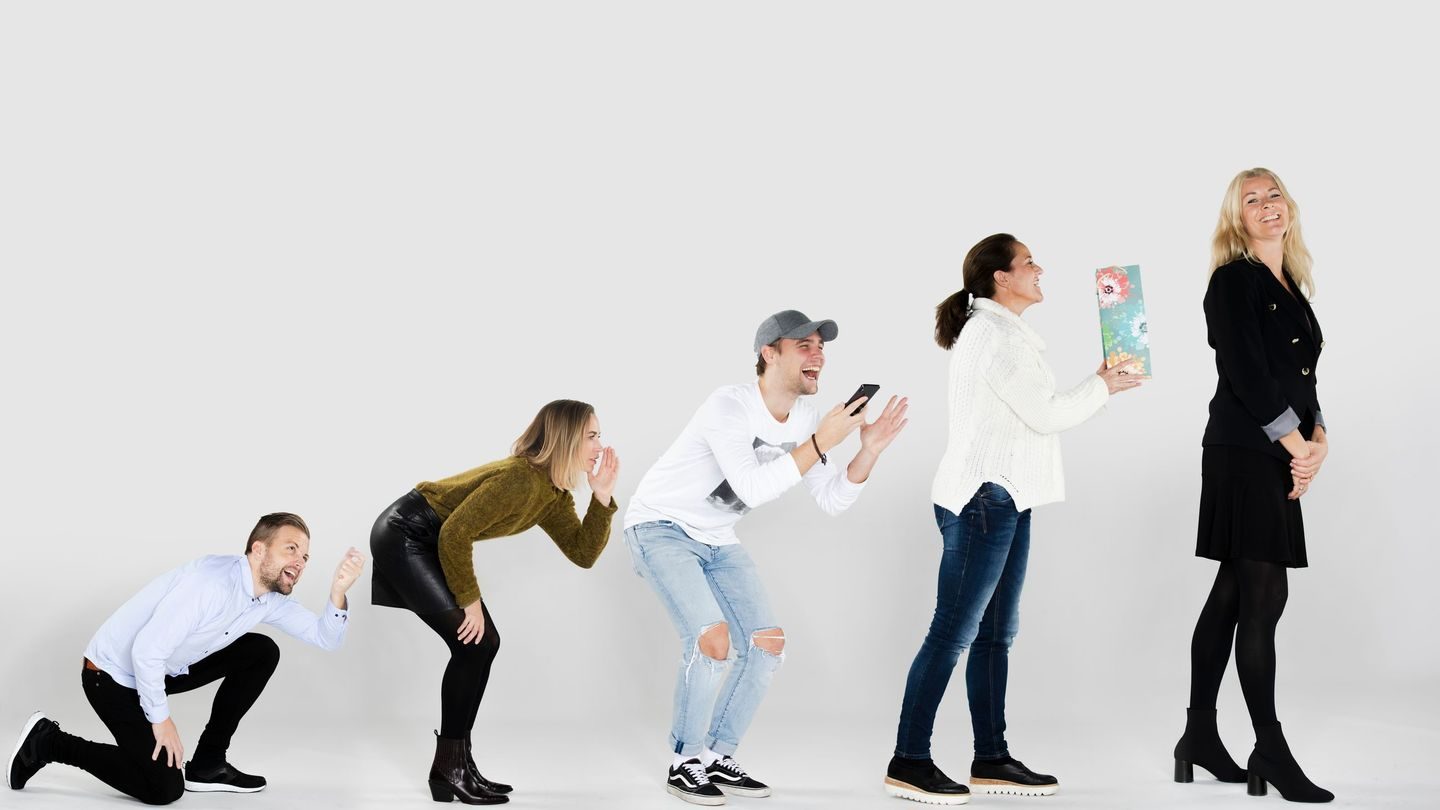 Rollemodell: Illustrasjon av evolusjonen. Fem mennesker med rollemodellen som den fremste på høyre side av bildet.
