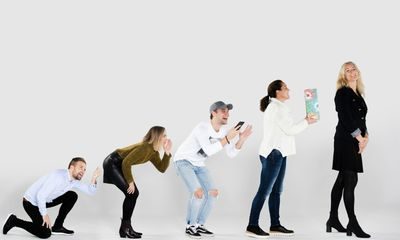 Rollemodell: Illustrasjon av evolusjonen. Fem mennesker med rollemodellen som den fremste på høyre side av bildet.