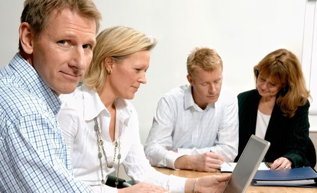 Møter: To kvinner og to menn sitter i et møte.