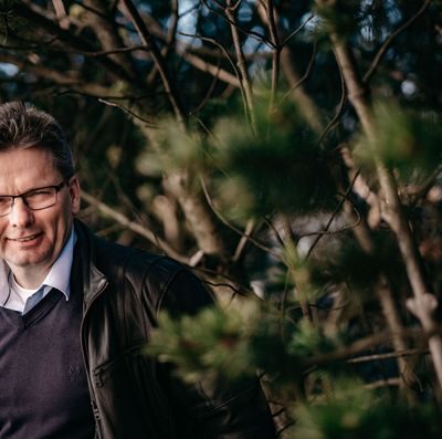 Sensitiv: Mann står foran bartrær.