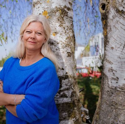 Krise: Kvinne står lent mot en bjørketre. Til sak om ledertips i koronatider