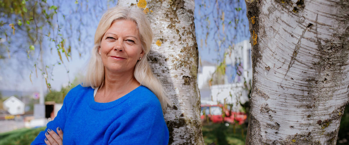 Krise: Kvinne står lent mot en bjørketre. Til sak om ledertips i koronatider