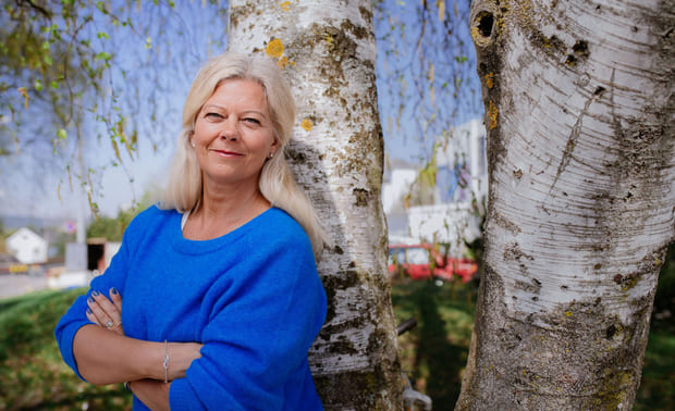 Krise: Kvinne står lent mot en bjørketre. Til sak om ledertips i koronatider