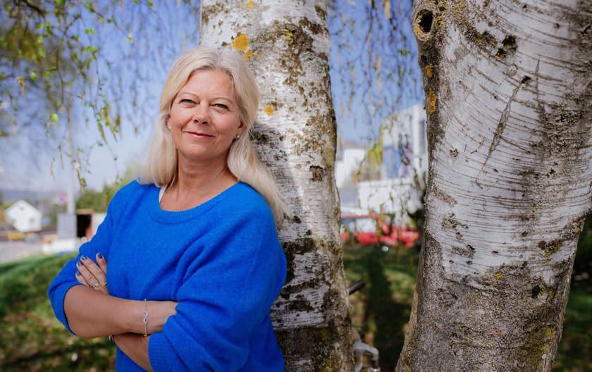 Krise: Kvinne står lent mot en bjørketre. Til sak om ledertips i koronatider