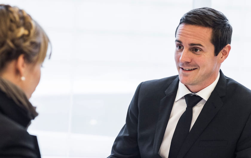 Jobbintervjuet: En mann og en kvinne sitter overfor hverandre.