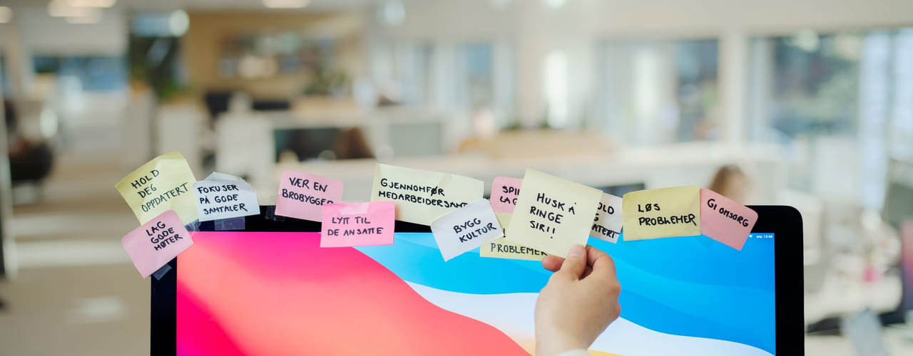 Mellomlederens datamaskin full av huskelapper