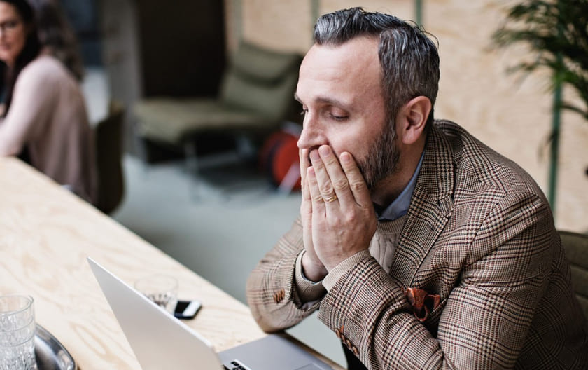 mann med psykiske problemer på jobb