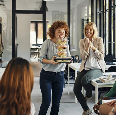 kvinne som har hentet mat til sosialt arrangement på jobben