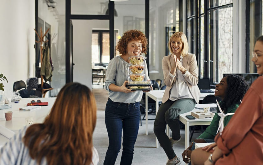 kvinne som har hentet mat til sosialt arrangement på jobben
