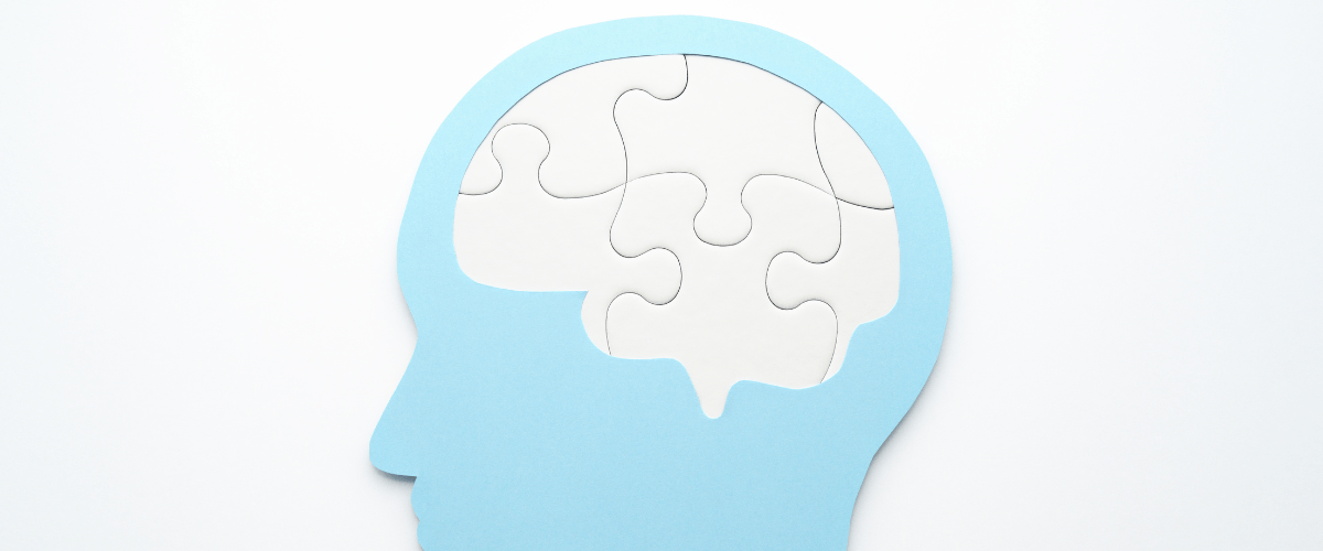 Hjerne som består av puslespillbiter