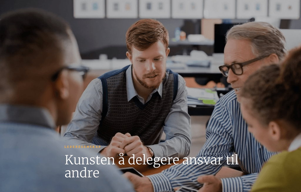 Mann sitter i et møte med andre kolleger.