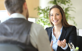 Bilde av en dame som har lønnsforhandlinger