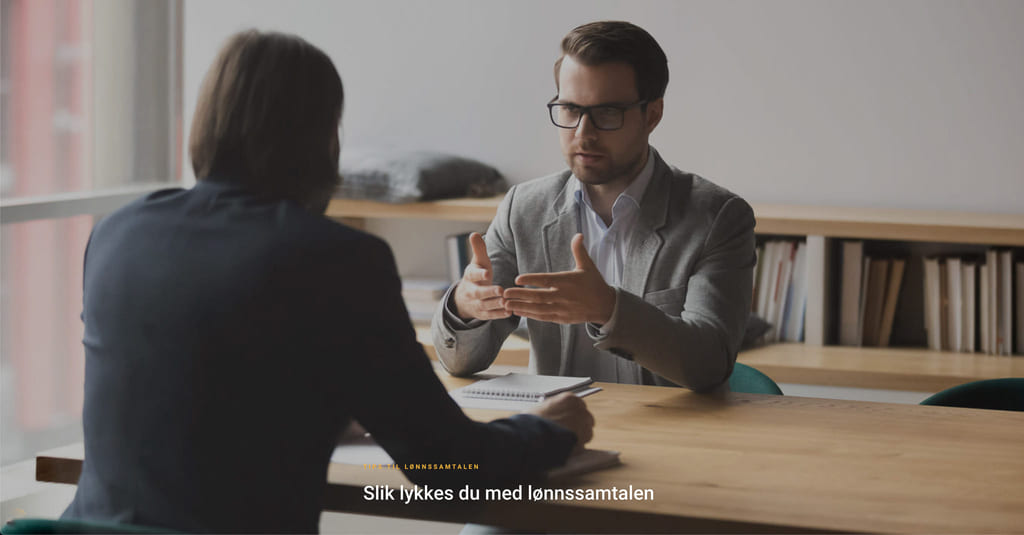 To menn i lønnssamtale.