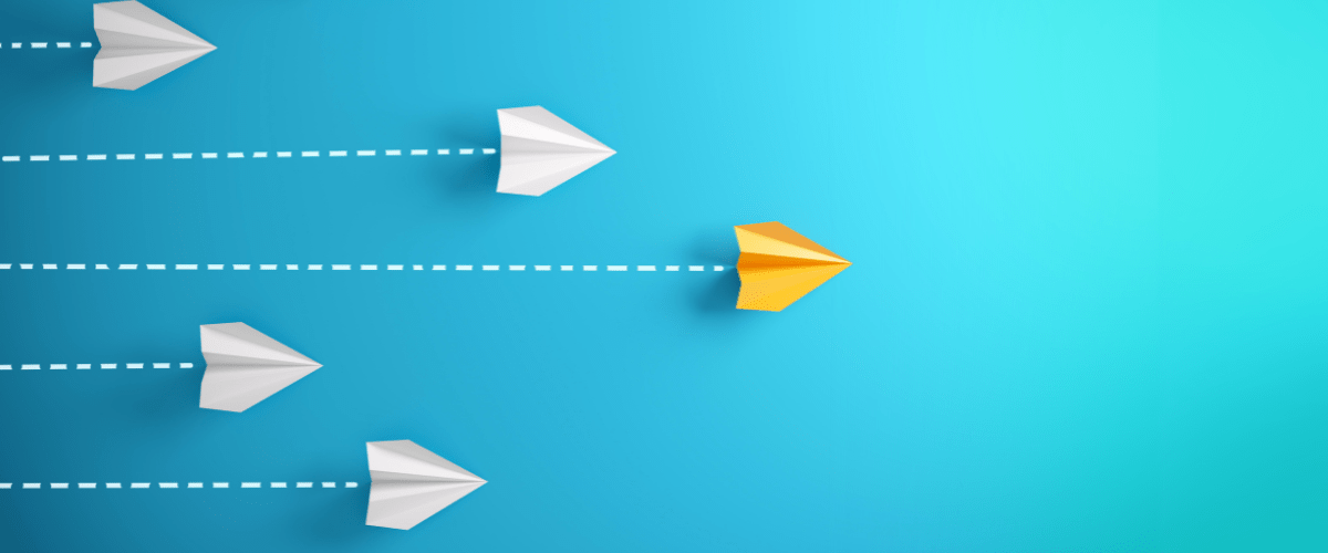 Seks papirfly på blå bakgrunn