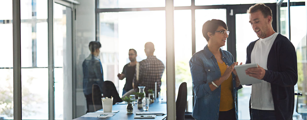 To kollegaer snakker sammen.