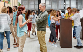 To personer snakker sammen, nettverksbygging