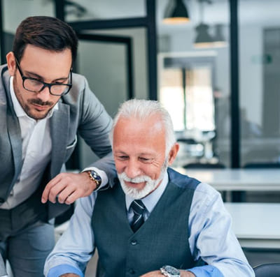 Ung leder med eldre ansatt