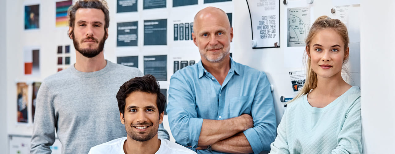 Flere generasjoner med mennesker på jobb.