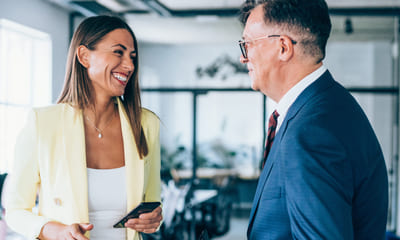 To kollegaer ler sammen.