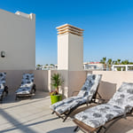 La Zenia Beach - stor takterrasse med utemøbler.