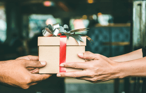 To personer holder en gave