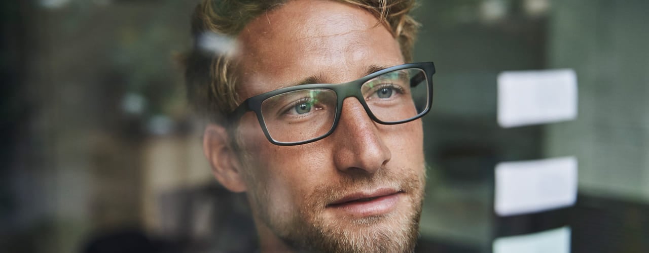 Mann planlegger fremtiden.