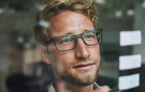 Mann planlegger fremtiden.