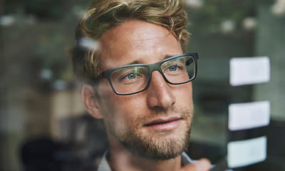 Mann planlegger fremtiden.