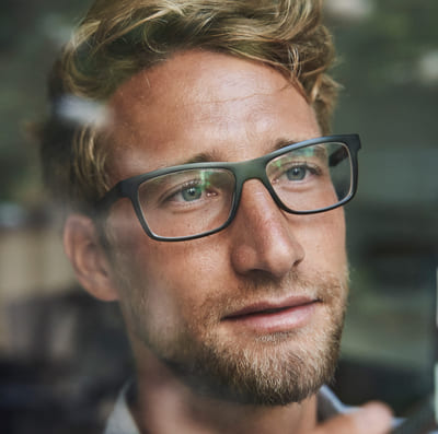 Mann planlegger fremtiden.