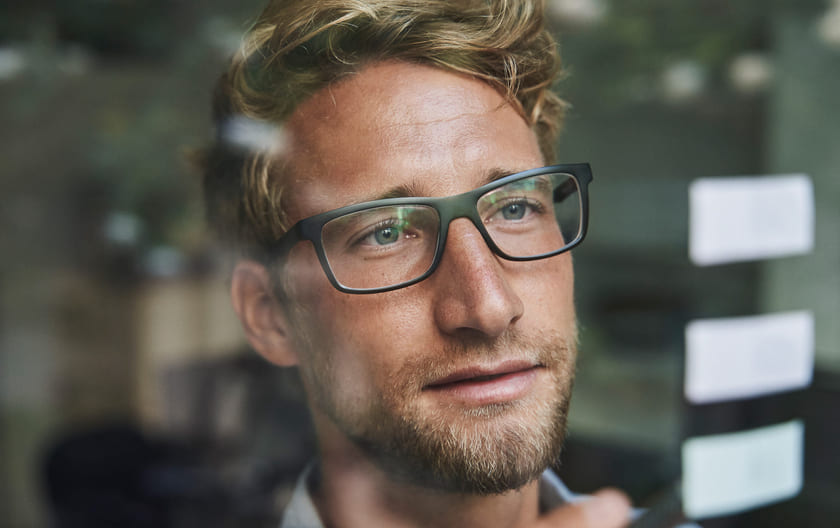 Mann planlegger fremtiden.