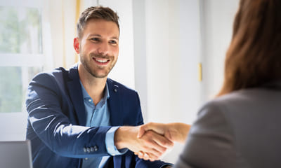 To kollegaer hilser på hverandre.