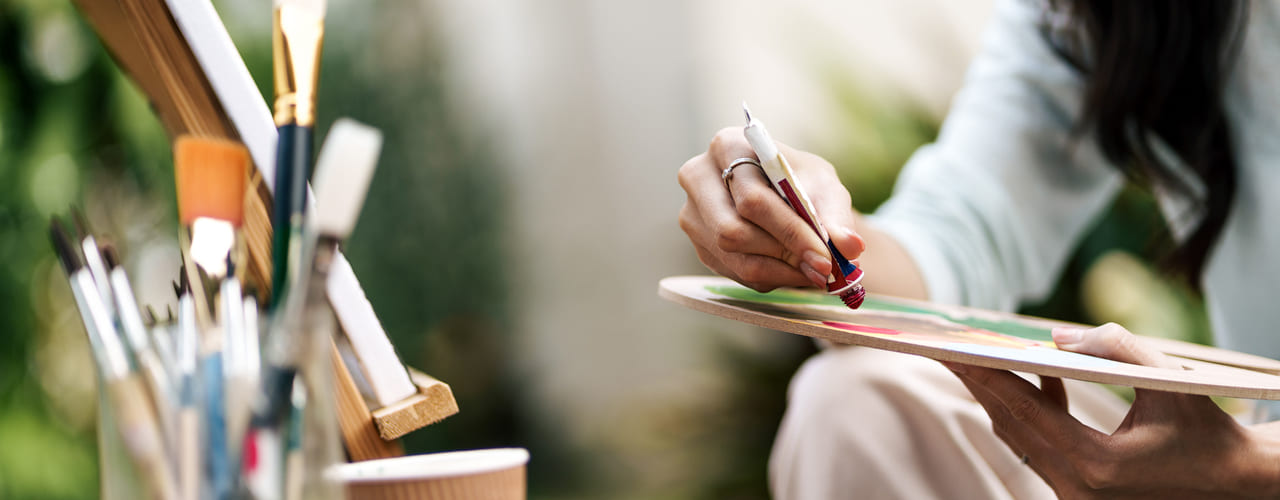En kvinne som maler.