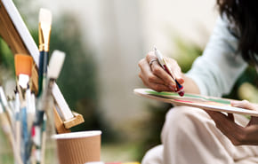 En kvinne som maler.