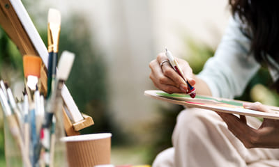 En kvinne som maler.