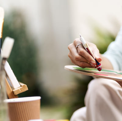 En kvinne som maler.