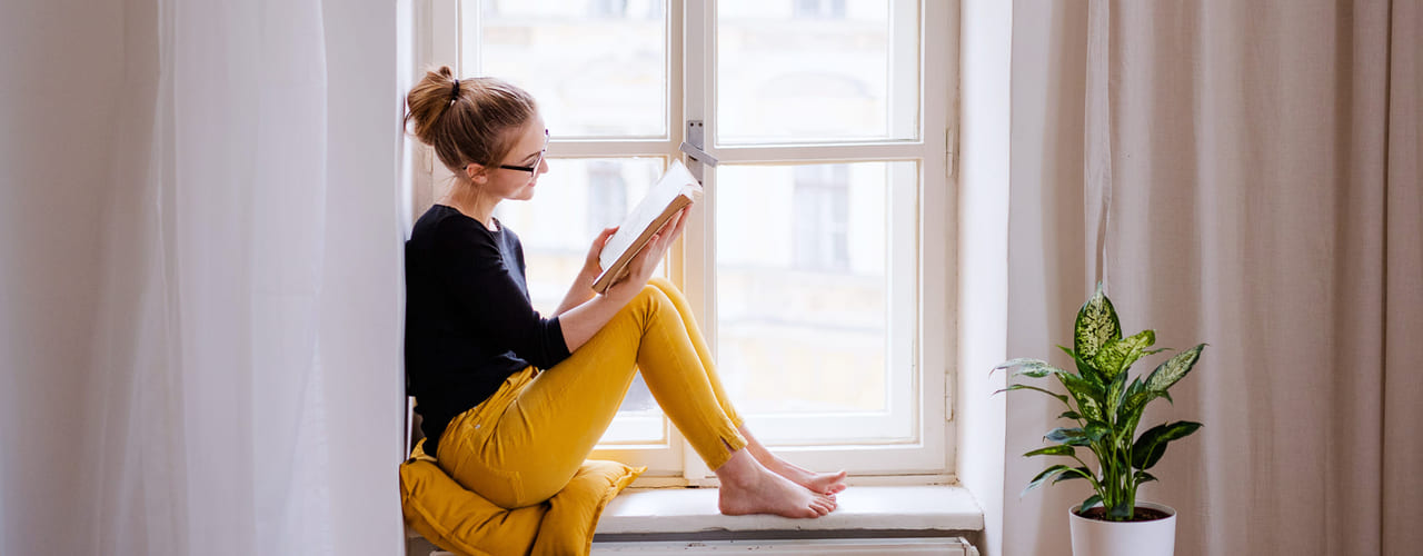 Kvinne leser en bok.