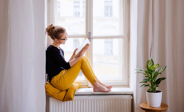 Kvinne leser en bok.