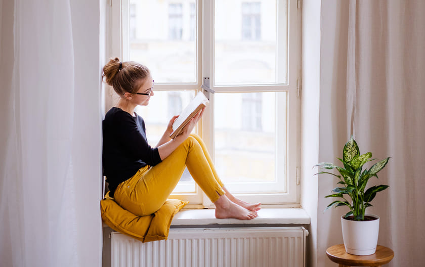 Kvinne leser en bok.