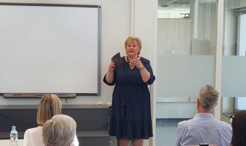 Statsminister Erna Solberg deltok da sluttrapporten for evaluering av fraværsgrensen i videregående skole ble presentert på Lambertseter videregående skole i Oslo 15. juni 2020.