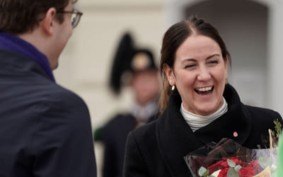 Bilde av kunnskapsminister Tonje Brenna (Arbeiderpartiet) på Slottsplassen etter regjeringens første statsråd. Foto: Heiko Junge, NTB.