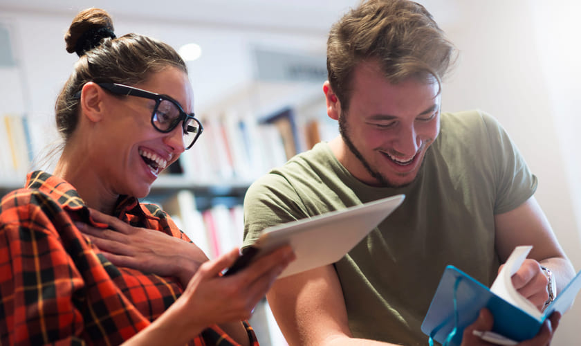 Illustrasjonsbilde av kollegaer som prater sammen. Foto: Istock.