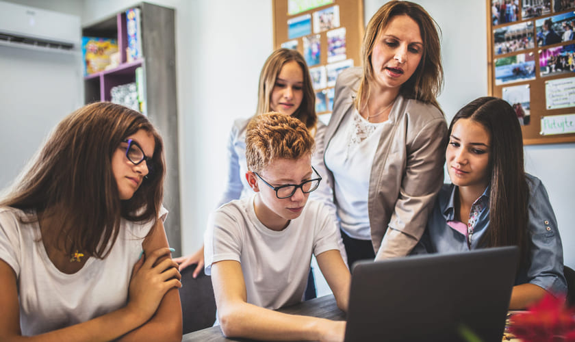 Illustrasjonsfoto av en lærer som underviser elever. Foto: iStock.