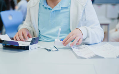 Bilde av skoleelev som skal ta selvtest for koronavirus på Apalløkka skole i Oslo, 6. september 2021. Foto: Stian Lysberg Solum, NTB.