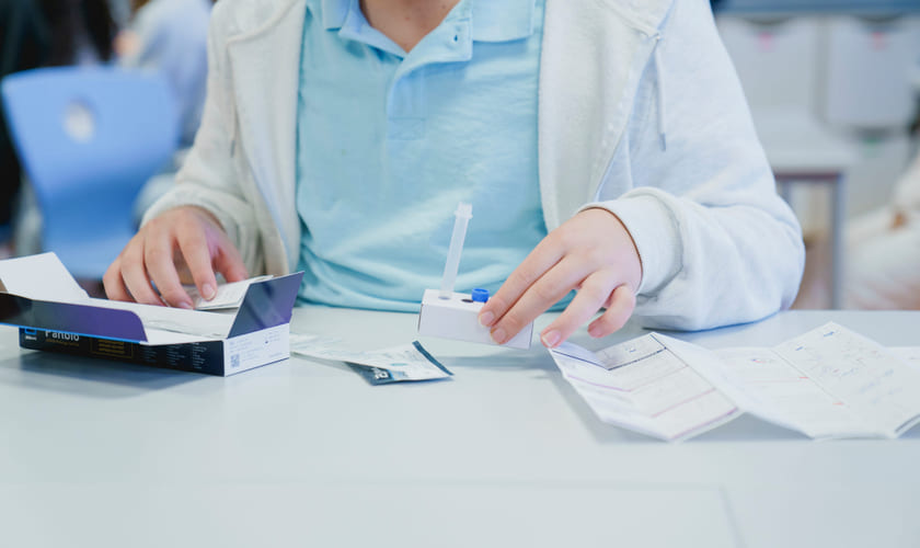 Bilde av skoleelev som skal ta selvtest for koronavirus på Apalløkka skole i Oslo, 6. september 2021. Foto: Stian Lysberg Solum, NTB.