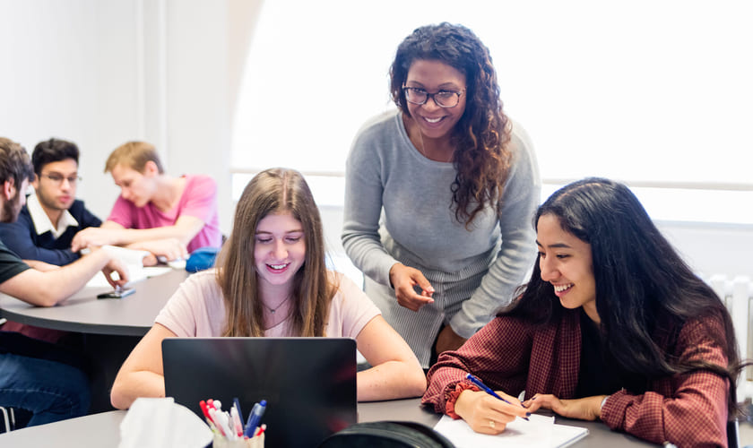 Illustrasjonsfoto av lærer med elever i klasserom. Foto: iStock.