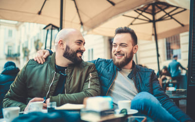 Illustrasjonsfoito av to venner på café. Foto: iStock.